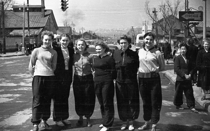 Group of friends, Yuzhno-Sakhalinsk 1962 - Old photo, 60th, Sakhalin, Yuzhno-Sakhalinsk, История России, History of the USSR, History, Local history, the USSR, Black and white photo