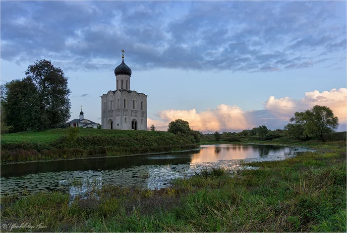 Храм Покрова на Нерли - Моё, Храм, Храм Покрова на Нерли, Архитектура, Лето, Вечер, Пейзаж, Облака, Закат, Фотография