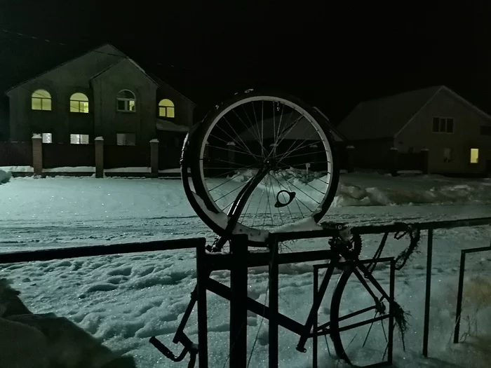 Here it is parked - My, The photo, Mobile photography, A bike, Winter, Fence, Snow, Good idea, Strange humor, Неправильная парковка