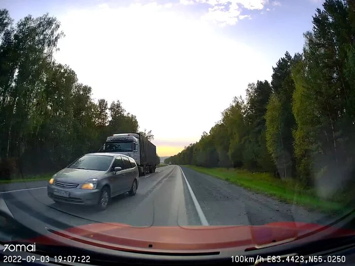 Another fan of overtaking in a turn - My, No accident happened, Overtaking, Road, Motorists, Youtube, Longpost, Video