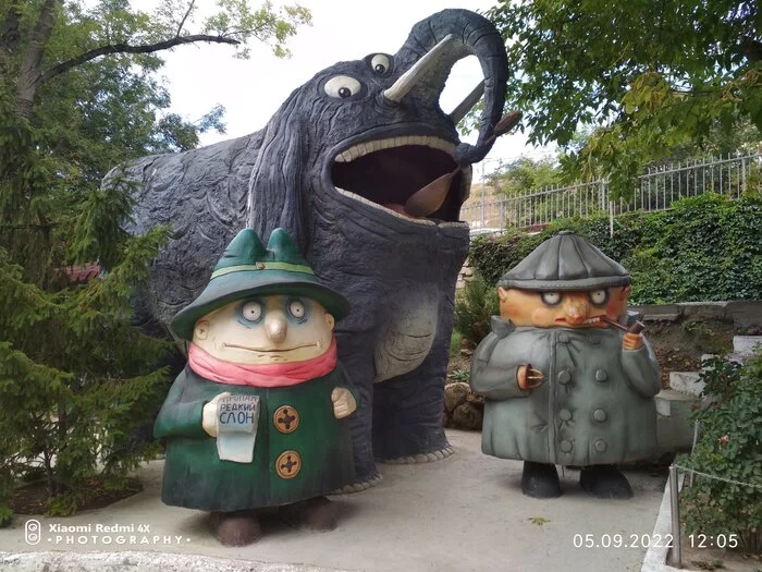 Got into a fairy tale - My, Crimea, Story, Travels, Bakhchisarai, Cyclist, Cartoons, Soviet cartoons, Cartoon characters, The park, Milota, Leopold the Cat, Cheburashka, The investigation is being conducted by koloboks, Longpost, Characters (edit), Sculpture, Travel across Russia
