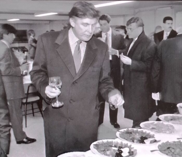 Дональд Трамп и Леня Голубков (слева) на одном фото Москва 1996 год