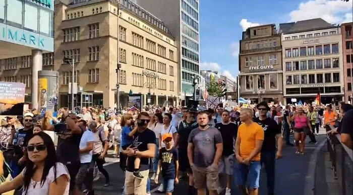 Continuation of the post Germany. In Cologne, a rally in support of Russia: Remove sanctions from Moscow, do not send weapons to Ukraine! - Politics, news, Media and press, European Union, Germany, Protest, West, NATO, The cathedral, Sanctions, Video, Youtube, Reply to post, Longpost, Koln
