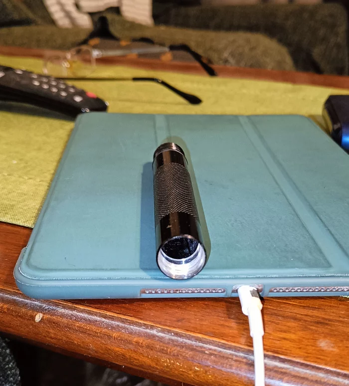 The battery inside the flashlight is leaking - My, Problem, Battery, Flashlight, Help, Need advice, Longpost