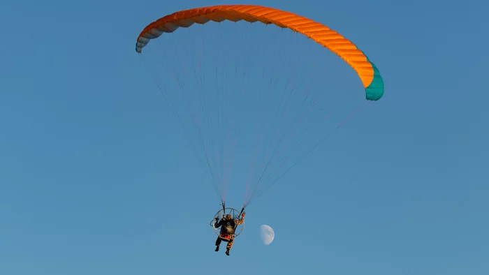 Motorized paraglider and moon - My, moon, Sky, Flight, Nikon, Nikon d850, 70-300mm, Paragliding, Motorized paraglider