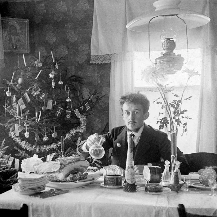 At the Christmas table, 1912 (Yaroslavl, Kotoroslnaya embankment 24b) - Black and white photo, Old photo, История России, Yaroslavl, Repeat, Christmas