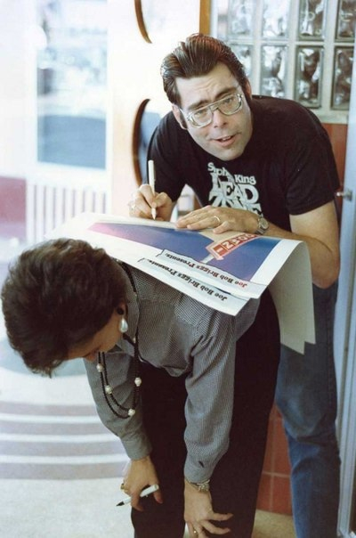 Stephen King signing a poster for a fan. 1985 - The photo, Story, Stephen King, Fans, Autograph