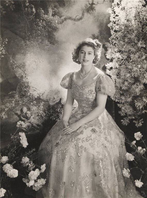The queen who loved red lipstick and funny corgis. The best photos of Elizabeth II - My, England, Russia, Moscow, Kremlin, Politics, Story, Queen Elizabeth II, The Royal Family, Corgi, The photo, Annie Leibovitz, Longpost, Mourning