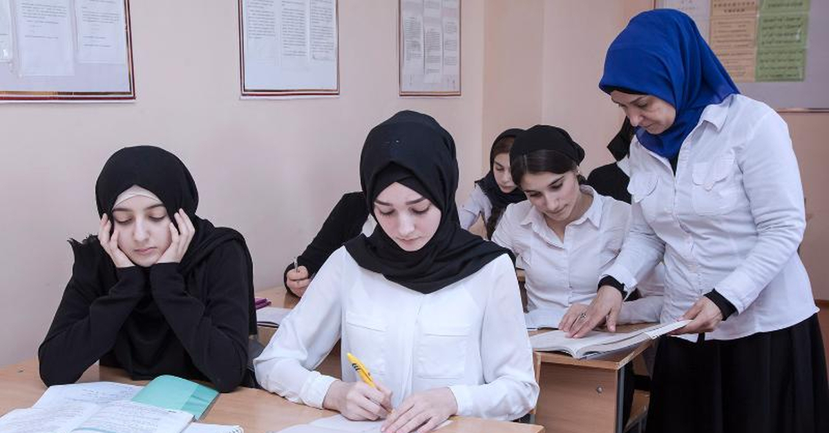 Средняя школа у мусульман. Мусульманка в школе. Девочки мусульманки в школе. Хиджаб в школе. Хиджаб в школах Чечни.