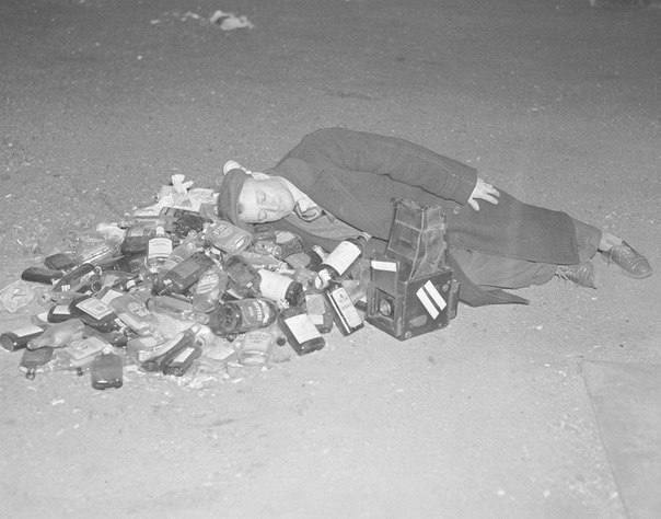 A man rests after celebrating the repeal of Prohibition, USA, 1933 - Crossposting, Pikabu publish bot, Text, Black and white photo, Cancellation, Drunk, USA, 1933, Old photo, No alcohol law