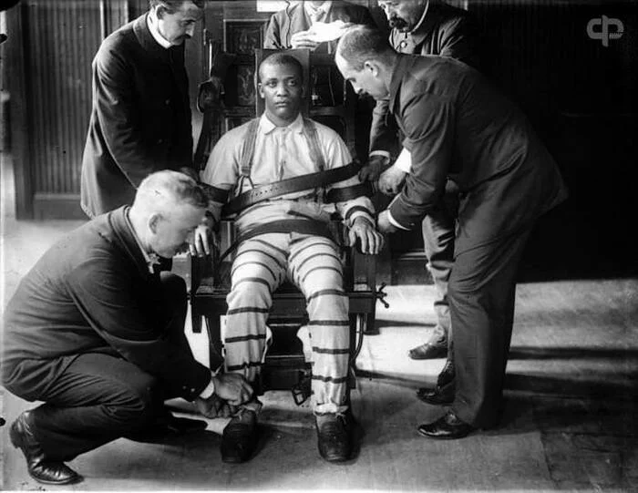 Electric chair criminal, Sing-Sing prison - Crossposting, Pikabu publish bot, Black and white photo, The death penalty, Black people, 1900, Old photo, Electric chair