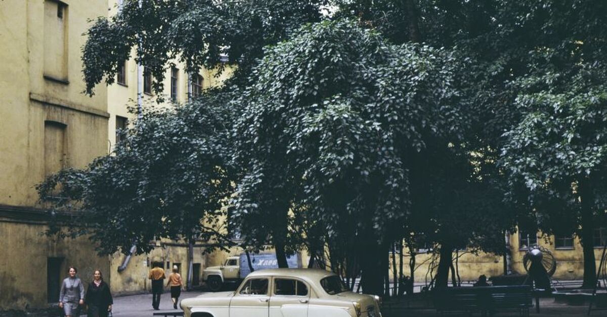 Жизнь в 1971 году. Ленинград 1971 года. Ленинград 1970 год. Московский двор 1960. Питер 70е дворы.