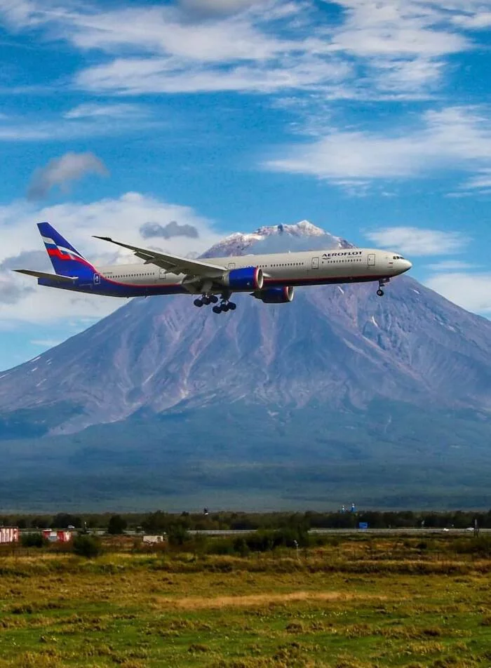 777 Aeroflot in Kamchatka - Crossposting, Pikabu publish bot, Kamchatka, Aeroflot, The photo, The mountains, Airplane