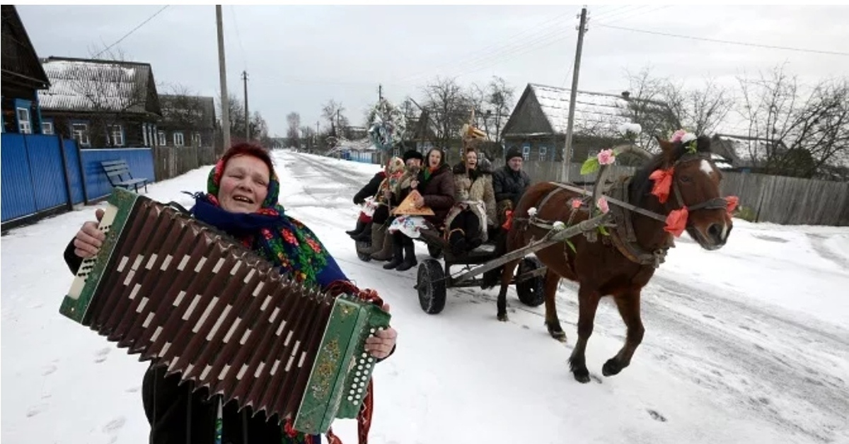 Сельский новый год. Гармонист зимой в деревне. Зимой с гармошкой. Масленица в деревне с гармошкой.