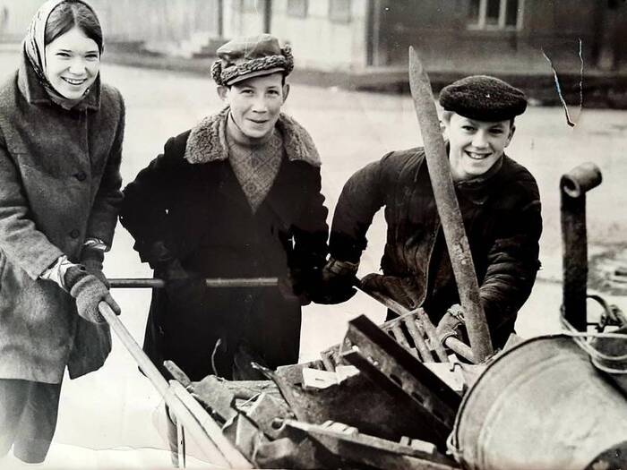 Collection of scrap metal by students of the city of Serov, 1960s - Old photo, Black and white photo, the USSR, История России, City of Serov, History of the USSR