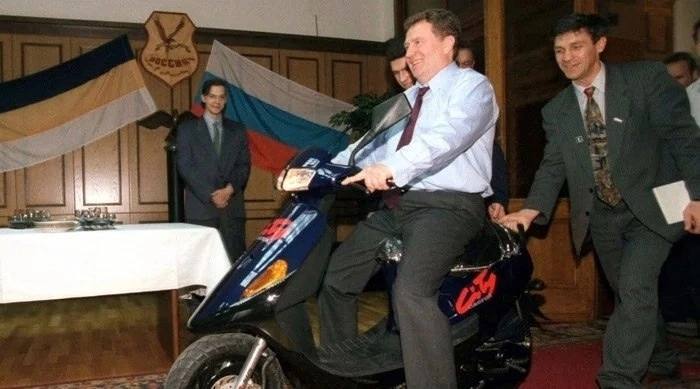 Vladimir Zhirinovsky enters his office in the State Duma. Moscow, 1996 - Vladimir Zhirinovsky, Liberal Democratic Party, 90th, Repeat