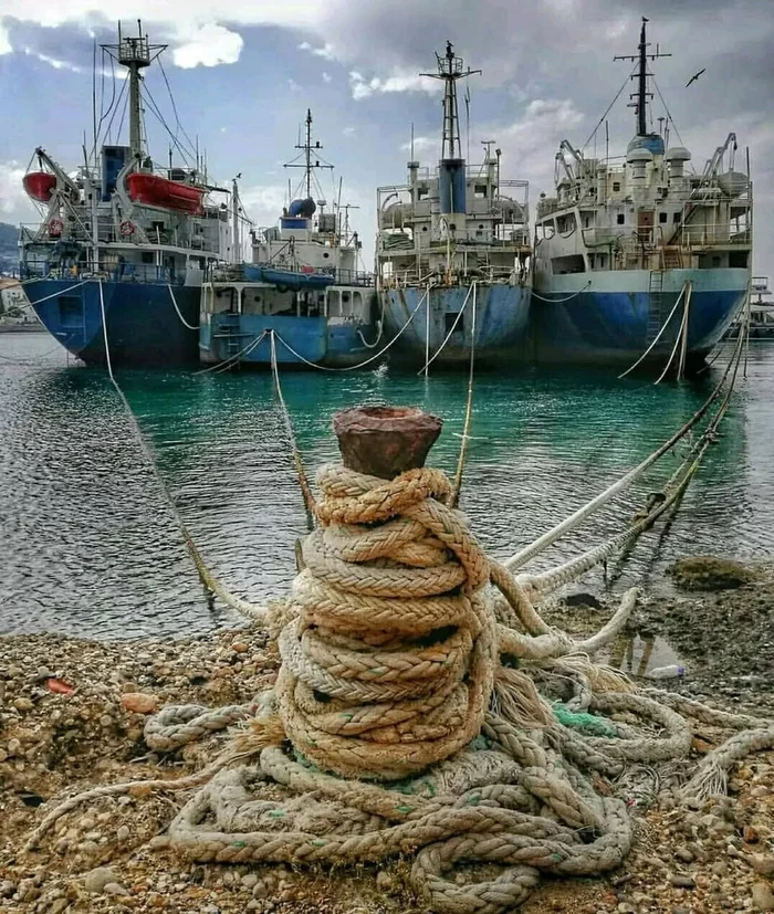 One for all - Bollard, Rope, Mooring, The photo