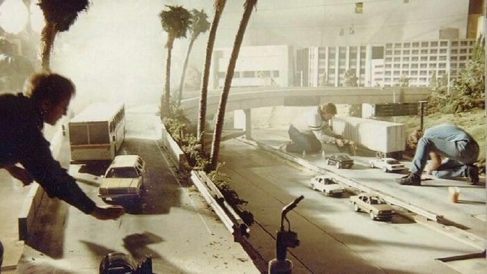 Роберт и Деннис Скотак монтируют "ужасную ядерную катастрофу" в съёмочной студии фильма «Терминатор 2 - Судный день», 1991 год