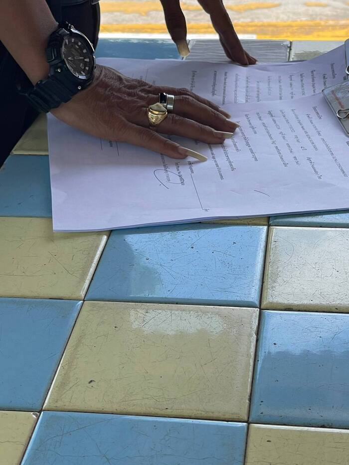 Руки офицера транспортного офиса Таиланд, Рука, Офицеры, Ногти, Ковыряние в носу