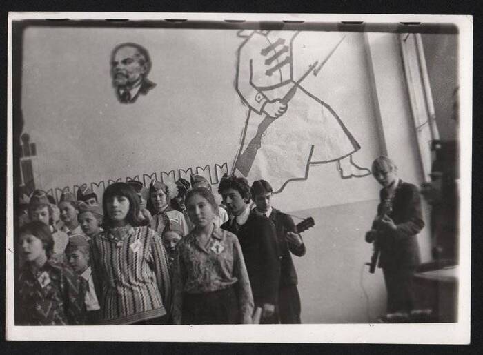 Ученики 7-го класса школы 186 исполняют песню на английском языке. Новосибирск, 1978 год