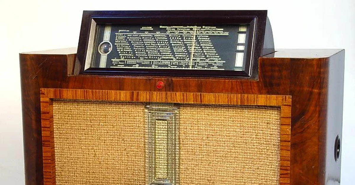 Приемник это. Ламповые радиоприёмники Филипс. Радиола Grundig- 1939г. Радиоприемник Philips 750a. Ламповый радиоприемник Филипс.