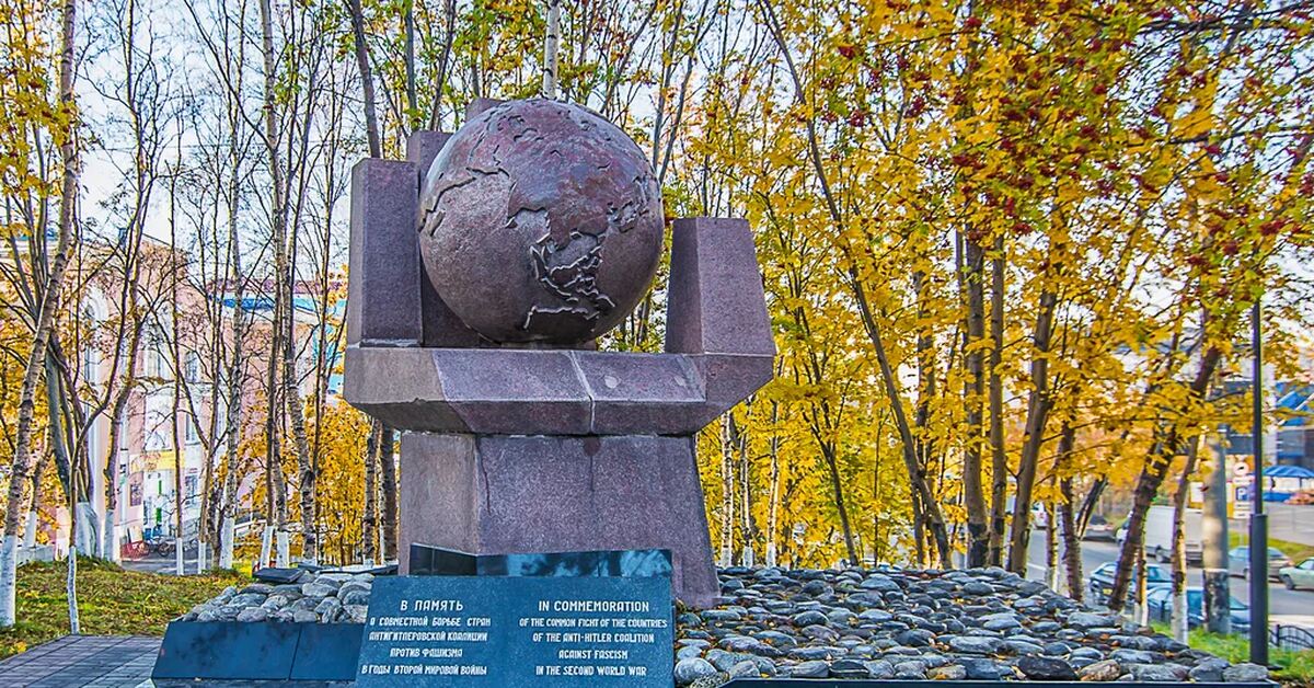 Памятник в честь. Мурманск памятник боевого Содружества. Памятник антигитлеровской коалиции в Мурманске. Монумент в честь объединения антигитлеровской коалиции в Мурманске.. Памятники Мурманска в честь Великой Отечественной войны.