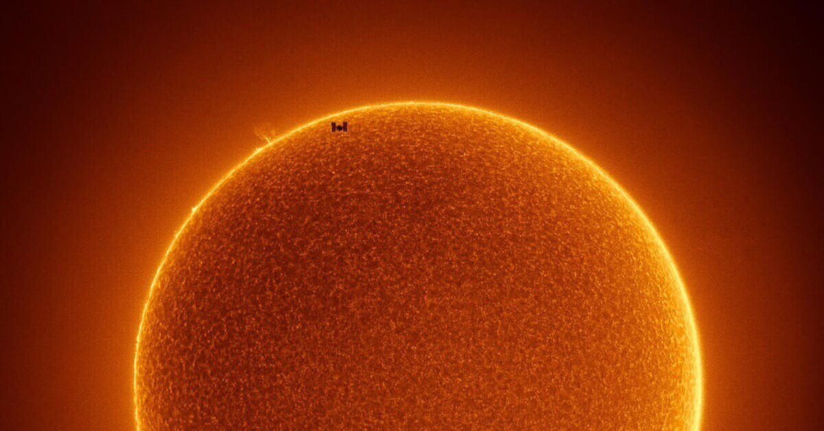 Sol space. Солнце на фоне космоса. Земля на фоне солнца. Солнце с МКС. Солнце фото из космоса настоящее.