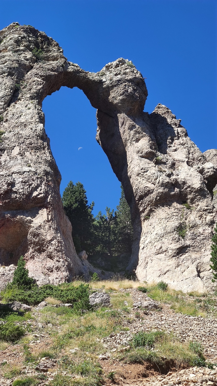 Природная арка с полумесяцем