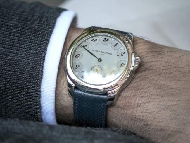 Часы с перевернутым циферблатом. Все числа и цифры вверх ногами - кроме ...