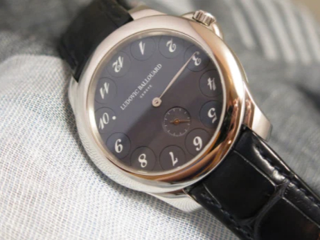 Часы с перевернутым циферблатом. Все числа и цифры вверх ногами - кроме ...