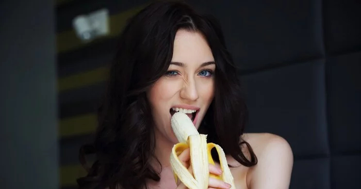 Сосание девочки. Девушка с бананом. Девушка ест банан. Брюнетка с бананом. Красивая девушка с бананом.