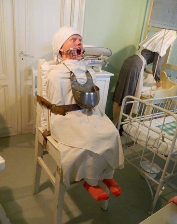 Museum exhibit dedicated to the procedure for the removal of tonsils in children in the USSR - Children, the USSR, Museum, Exhibit, Tonsils, Удаление, Treatment, Horror, Dummy, The medicine