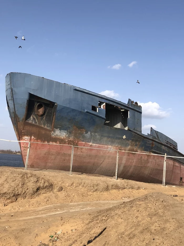 Romance of life by the big river - My, Ship, Abandoned, River, Volga river, Astrakhan, Video, Vertical video, Longpost