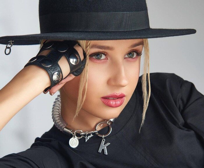 День знаний для Клавы Коки обернулся скандалом