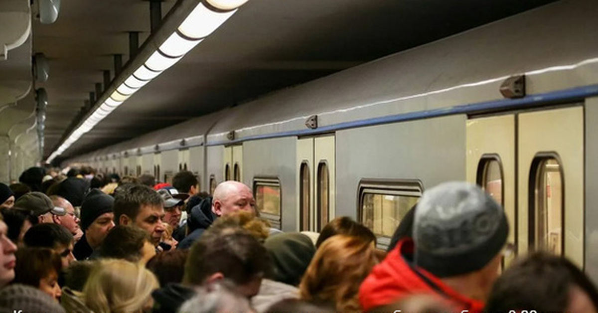 Пики метро. Давка в метро час пик Москве. Московский метрополитен час пик. Час пик в метро в Москве. Метро Москва час пик вагон.