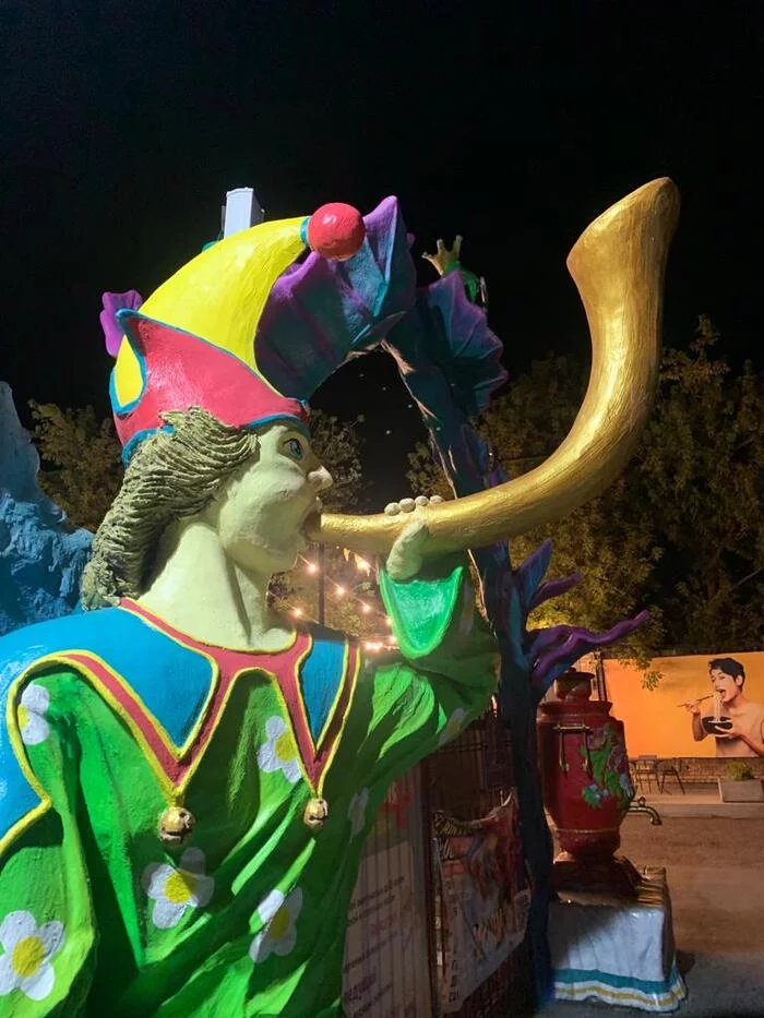 At the entrance to the children's park... - Children's Park, Vladivostok, Trumpeter