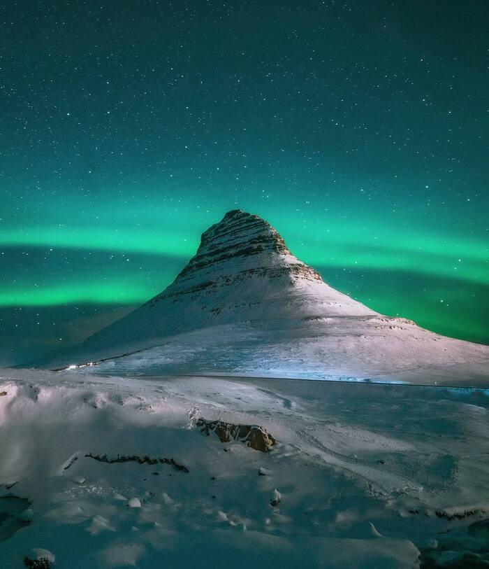 Северное сияние над горой Киркьюфетль, север Исландии