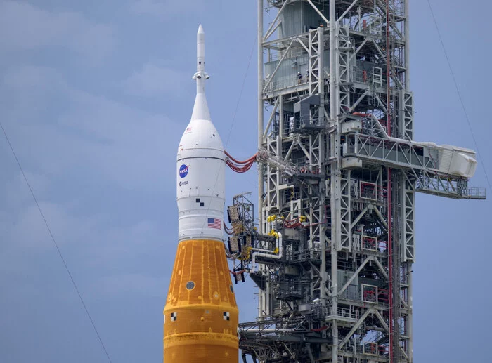 NASA postpones the launch of the Artemis I mission due to bad weather and is going to remove the rocket from the launch pad - NASA, Sls, Rocket launch, Cosmonautics