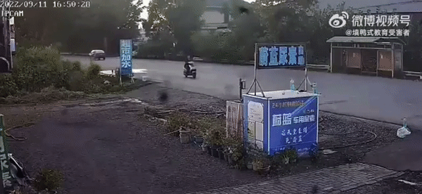 Get off the moped - Road accident, Moped, No casualties, GIF