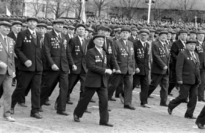 Veterans at the parade. - The photo, Old photo, Black and white photo, Veterans, Parade, 80-е, the USSR