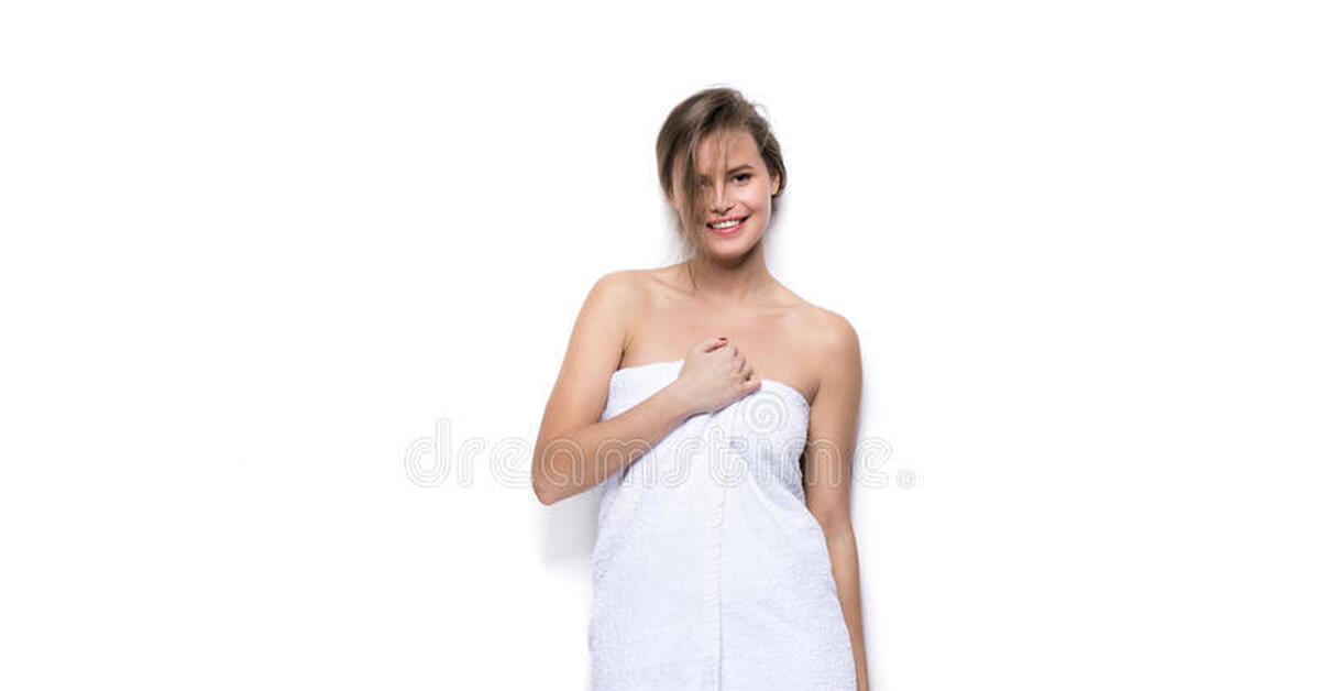 Ходит в полотенце. Красивая девушка в полотенце. Девушка в одном полотенце. Женщина прикрывается полотенцем. Девушки без полотенца.