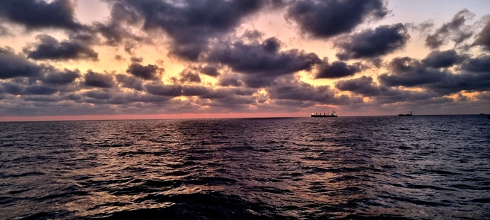 Чистого горизонта Вам! Море, Работа