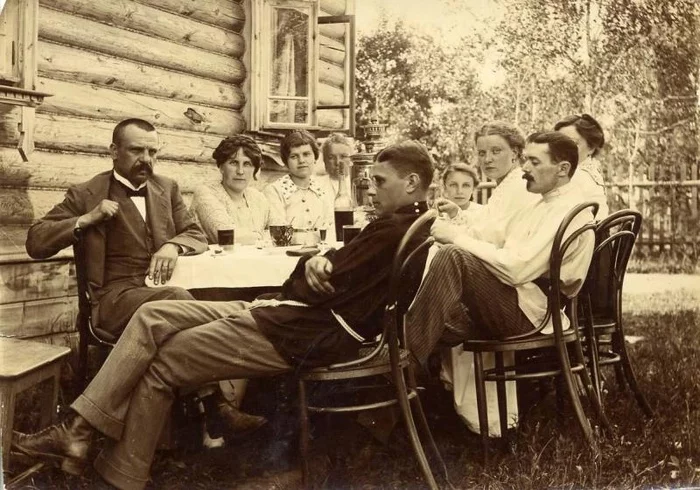 Feast in the Courtyard 1914 - Old photo, Black and white photo, История России, 1914