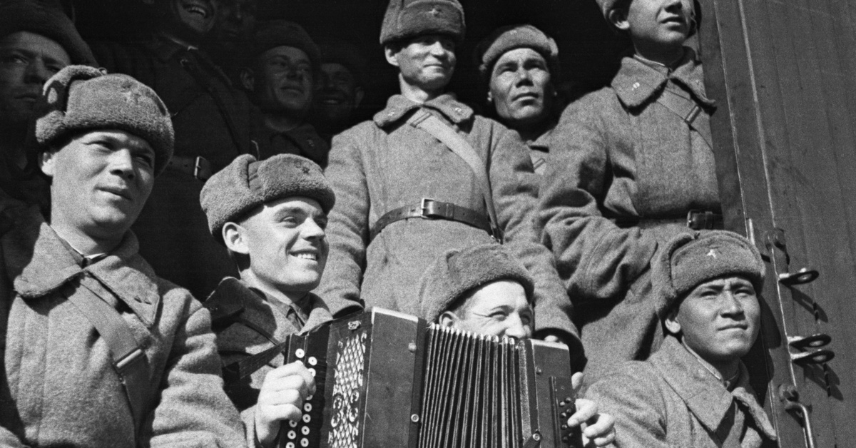 Солдаты уличных песня. Солдаты в теплушке 1941. Солдат с гармонью 1941-1945.