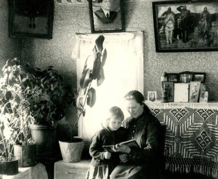 Behind the book, 1954 - Old photo, Black and white photo, the USSR, History of the USSR, 50th