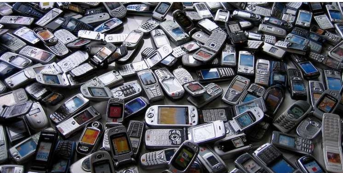 Где утилизируют телефоны. Где утилизируют телефоны. Куча телефонов. Куча телефонов. Свалка телефонов.