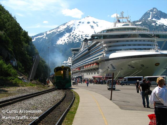 Entourage photo of the ship Diamond Princess - Ship, A train, The mountains, Diamond Princess