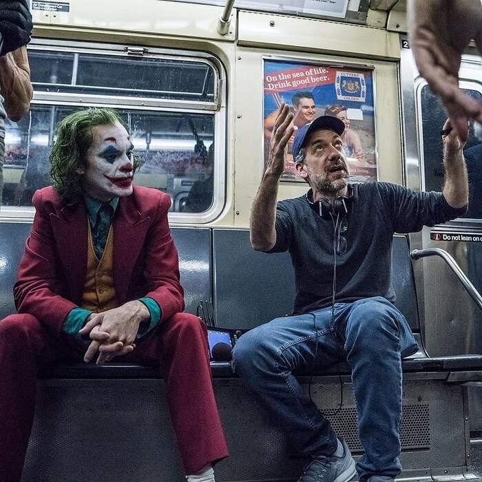 В сети распространяется видео, на котором кондуктор автобуса агрессивно пинает одного из пассажиров