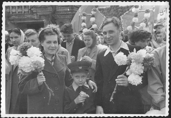 May 1, 1957 ... - My, The photo, Black and white photo, History of the USSR, 50th, Demonstration, Film, Parents, Old photo