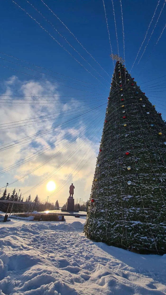 Christmas Tree 2021 on Revolution Square in Krasnoyarsk - My, The photo, Siberia, Krasnoyarsk, Mood, Winter, Square, Christmas trees, 2021, Monument, The sun, Christmas tree